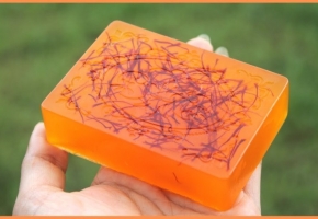 Saffron soap, a gift to be young